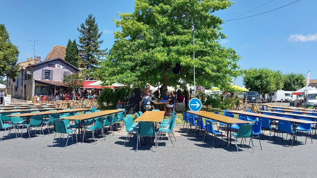 Le coin repas autour du rond point